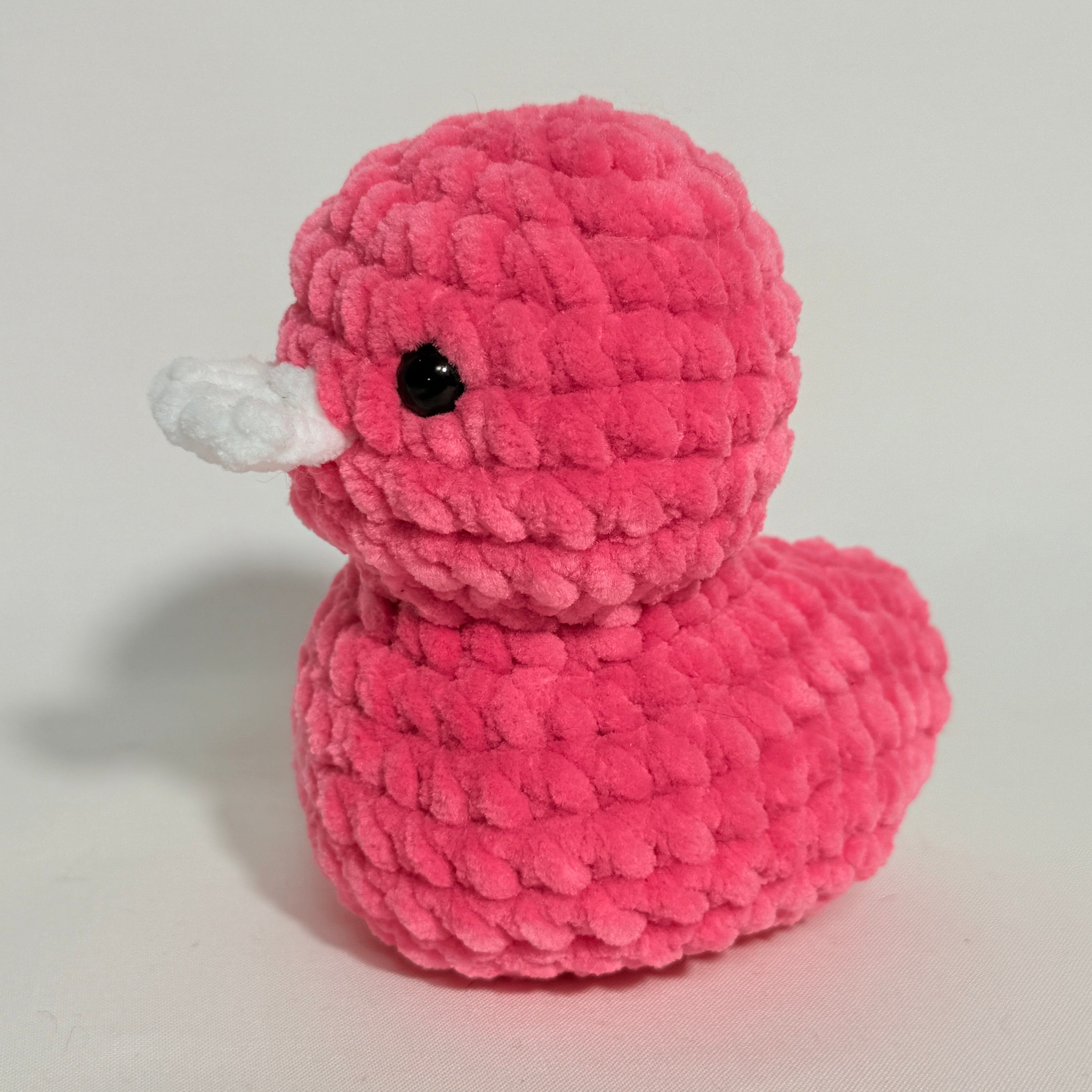 Handgehäkeltes Kuschelentchen „Bubble Pink“ – Amigurumi Plüschtier aus Chenillegarn