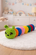 Bunte Kuschelraupe – handgemachtes Plüschtier aus extraweichem Chenillegarn