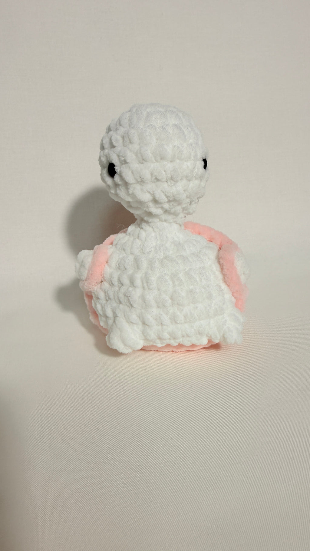 Handgemachte Mini Schildkröte rosa/weiß – weiches Plüschtier aus Chenillegarn