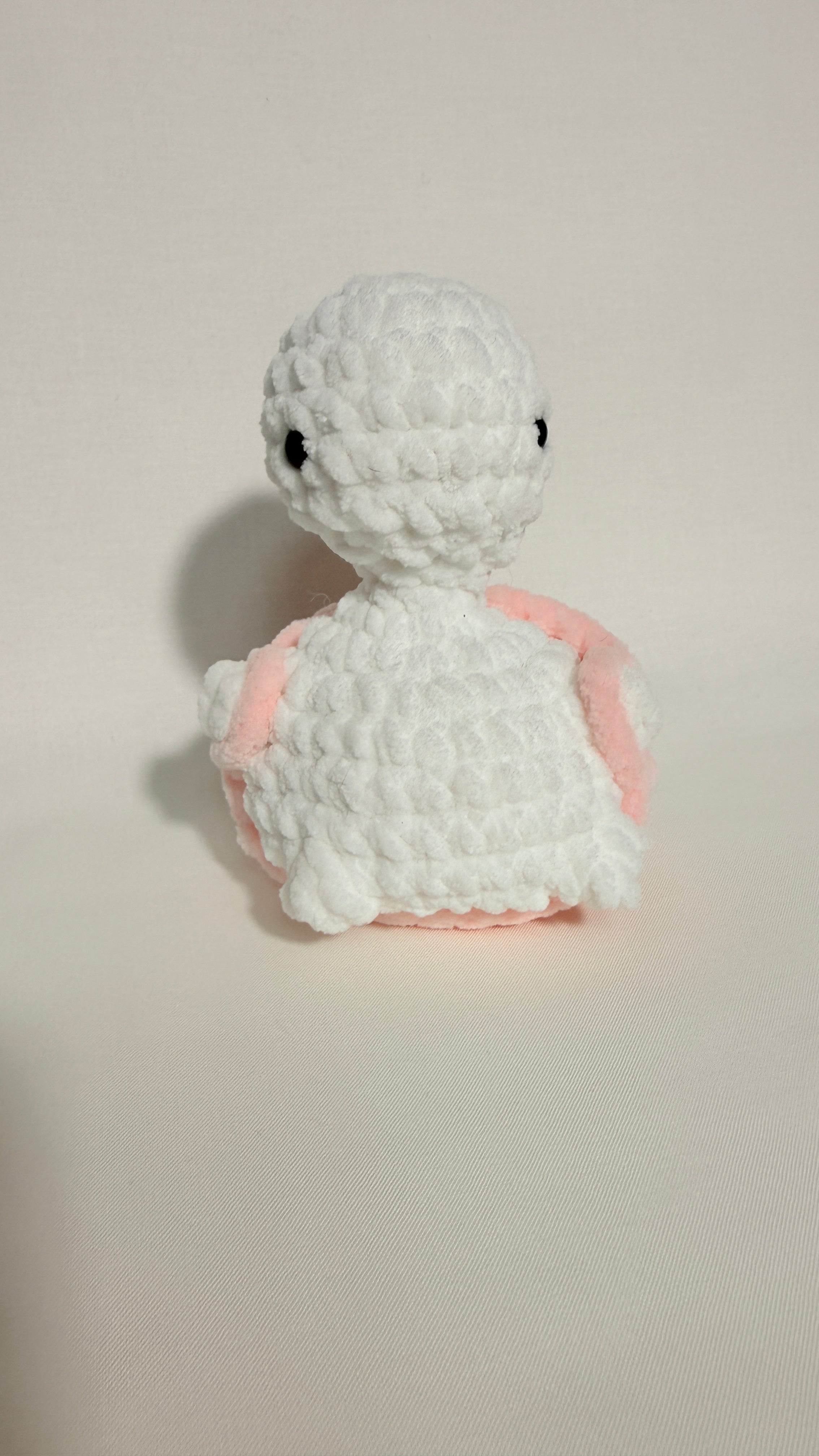 Handgemachte Mini Schildkröte rosa/weiß – weiches Plüschtier aus Chenillegarn