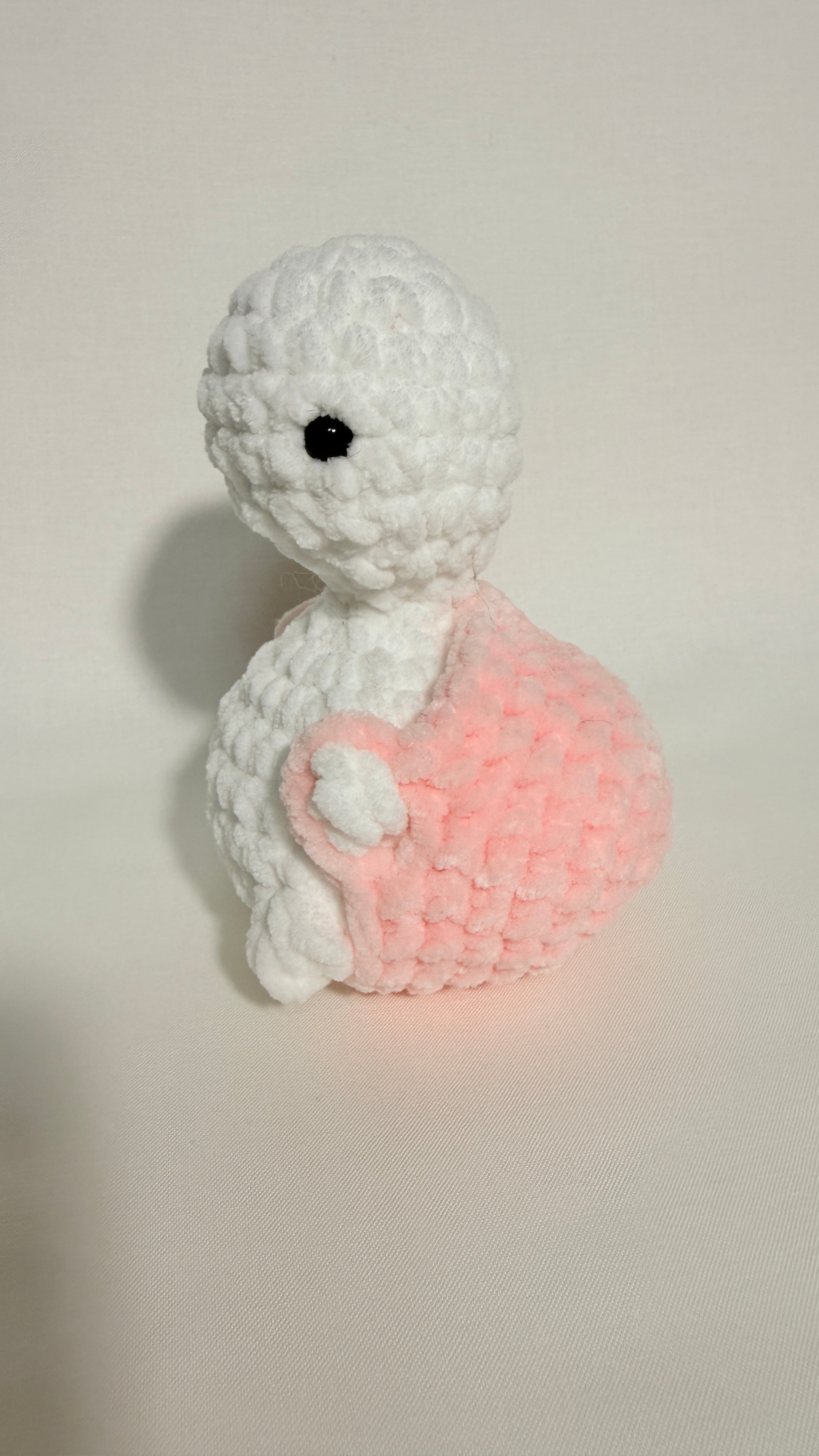 Handgemachte Mini Schildkröte rosa/weiß – weiches Plüschtier aus Chenillegarn