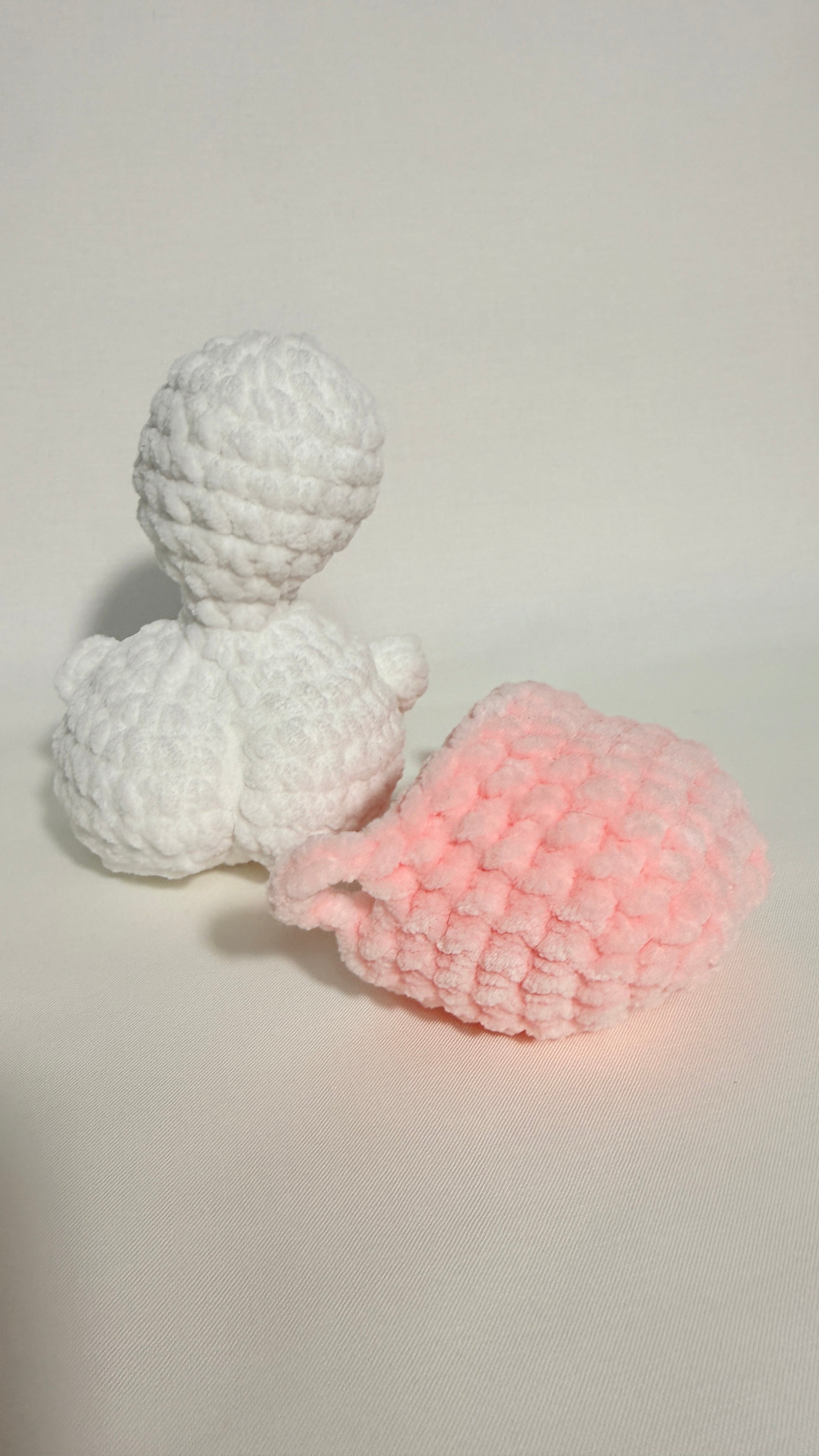 Handgemachte Mini Schildkröte rosa/weiß – weiches Plüschtier aus Chenillegarn