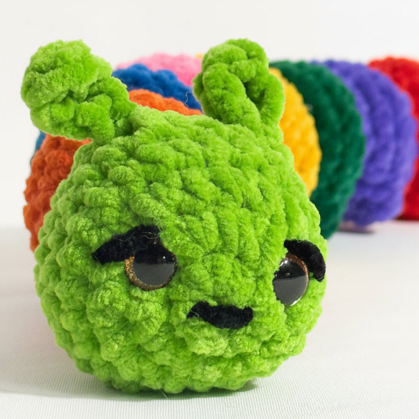 Bunte Kuschelraupe – handgemachtes Plüschtier aus extraweichem Chenillegarn