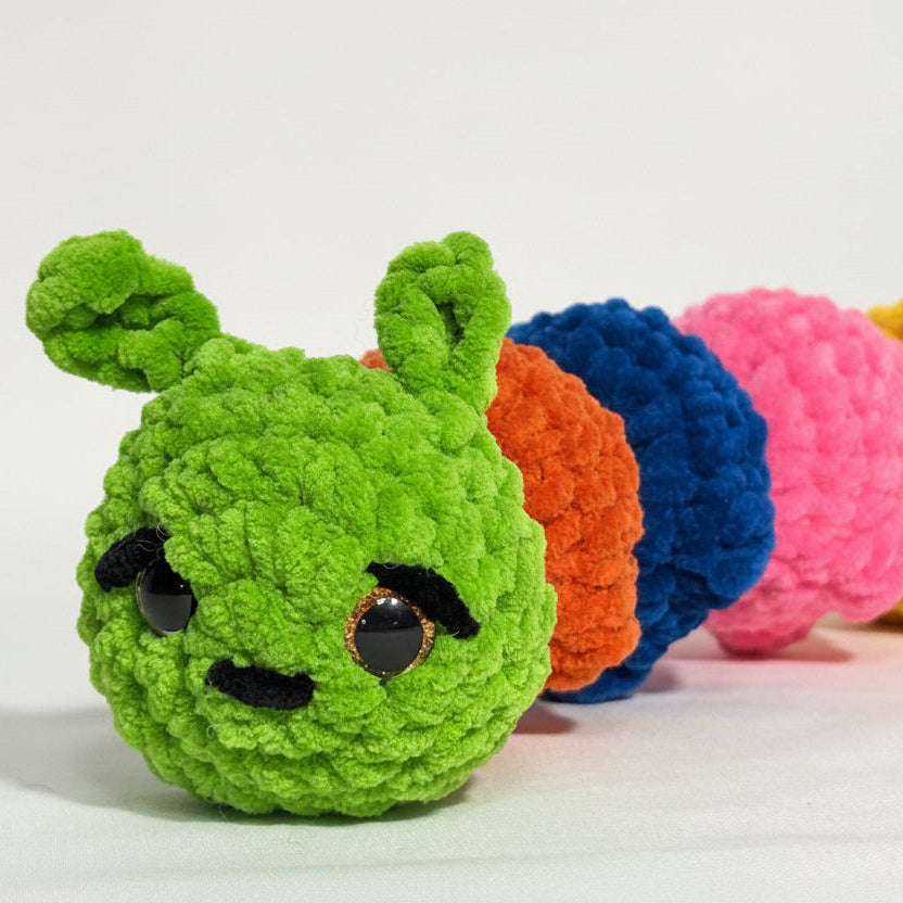 Bunte Kuschelraupe – handgemachtes Plüschtier aus extraweichem Chenillegarn